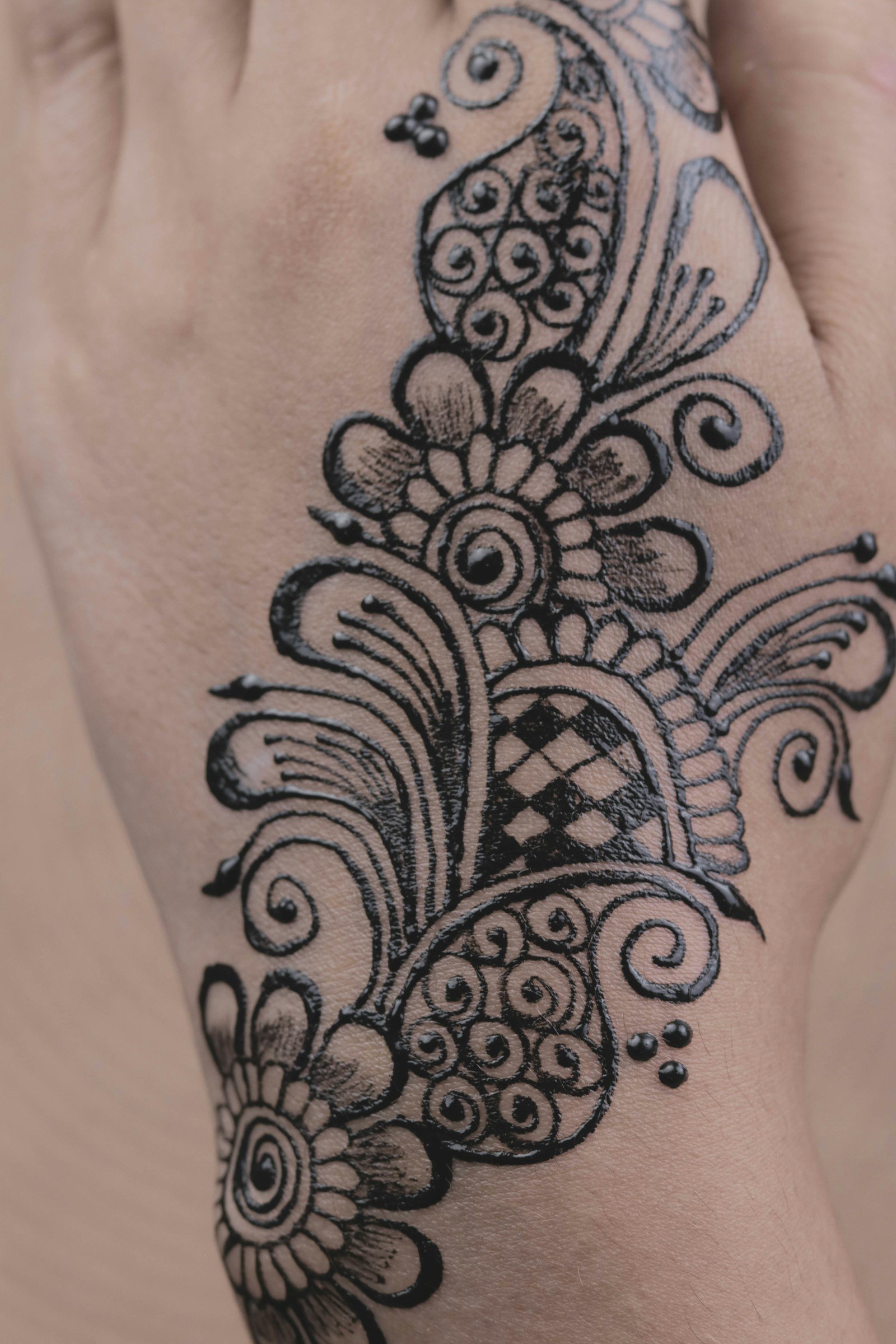 Tatuaje en escala de grises sobre la piel